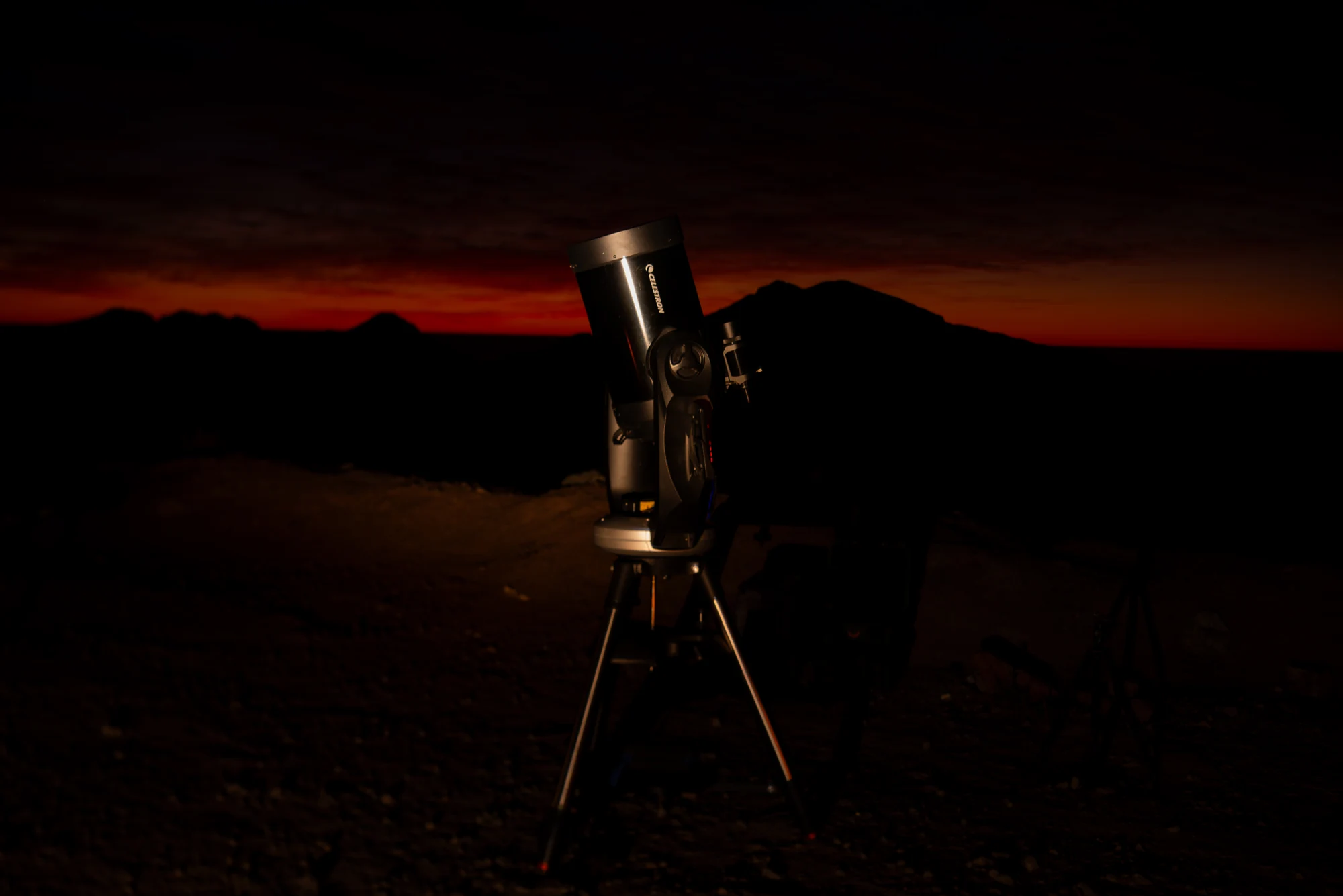 Telescopio frente al horizonte al atardecer