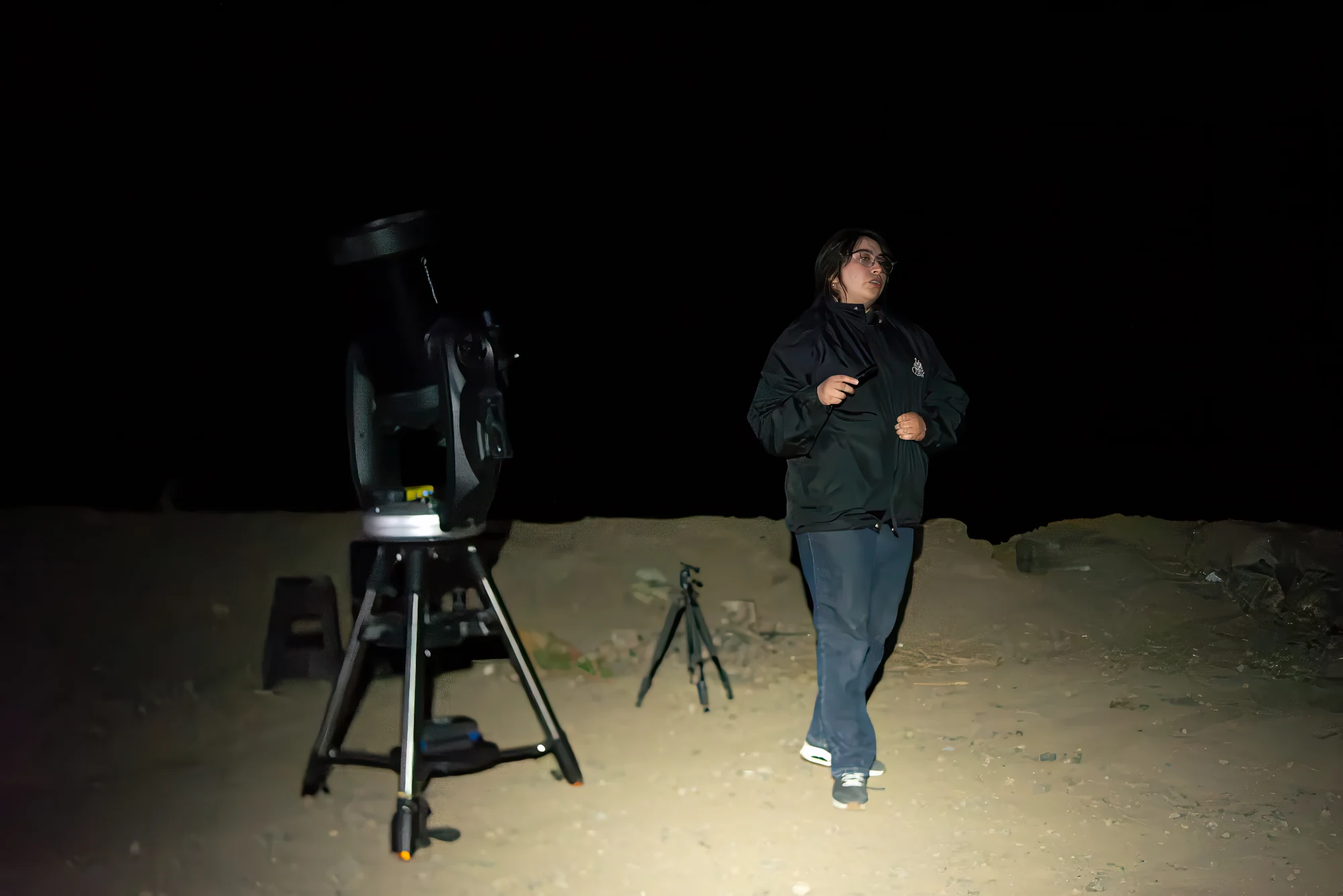 Presentación junto a un telescopio en Andacollo