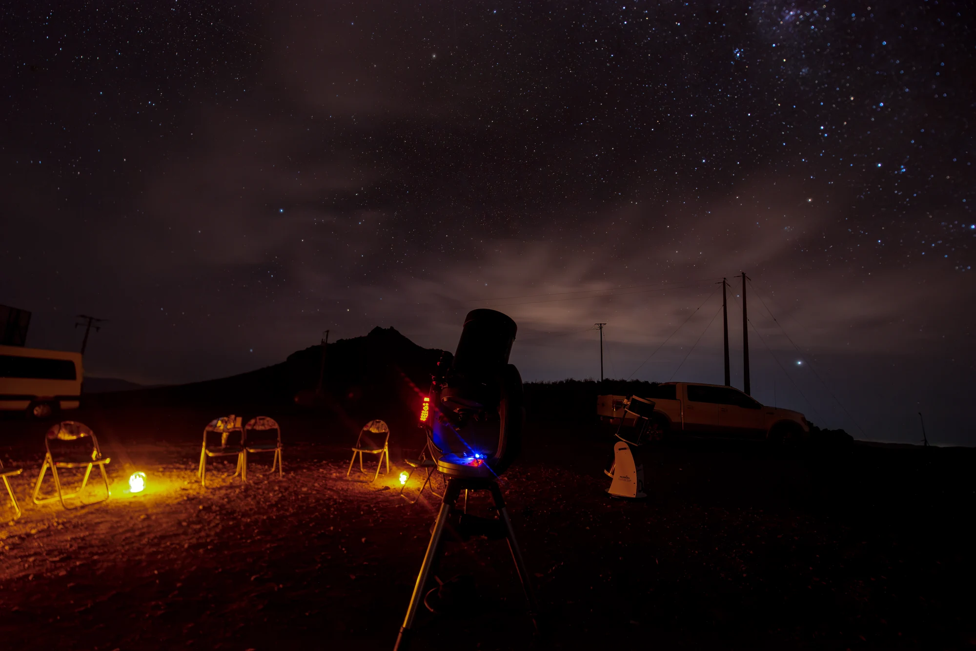 Encuentro junto a un telescopio bajo las estrellas