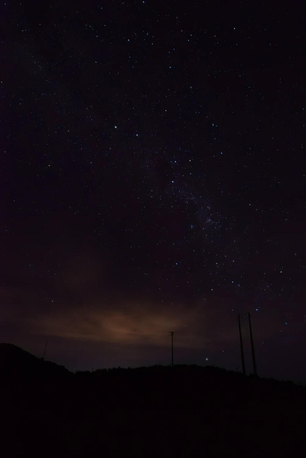 Estrellas sobre la silueta de las montañas