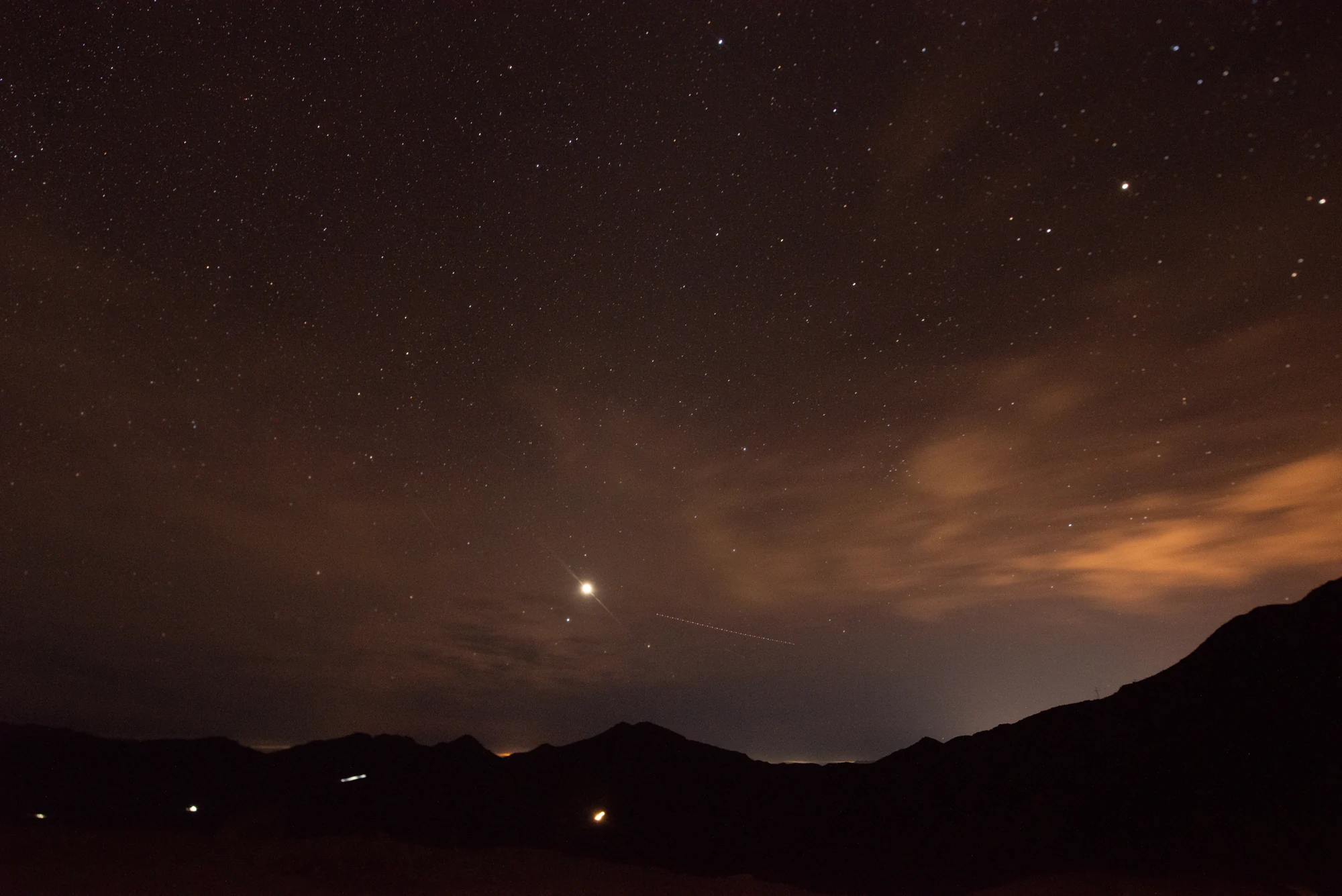 Luna entre las nubes sobre Andacollo
